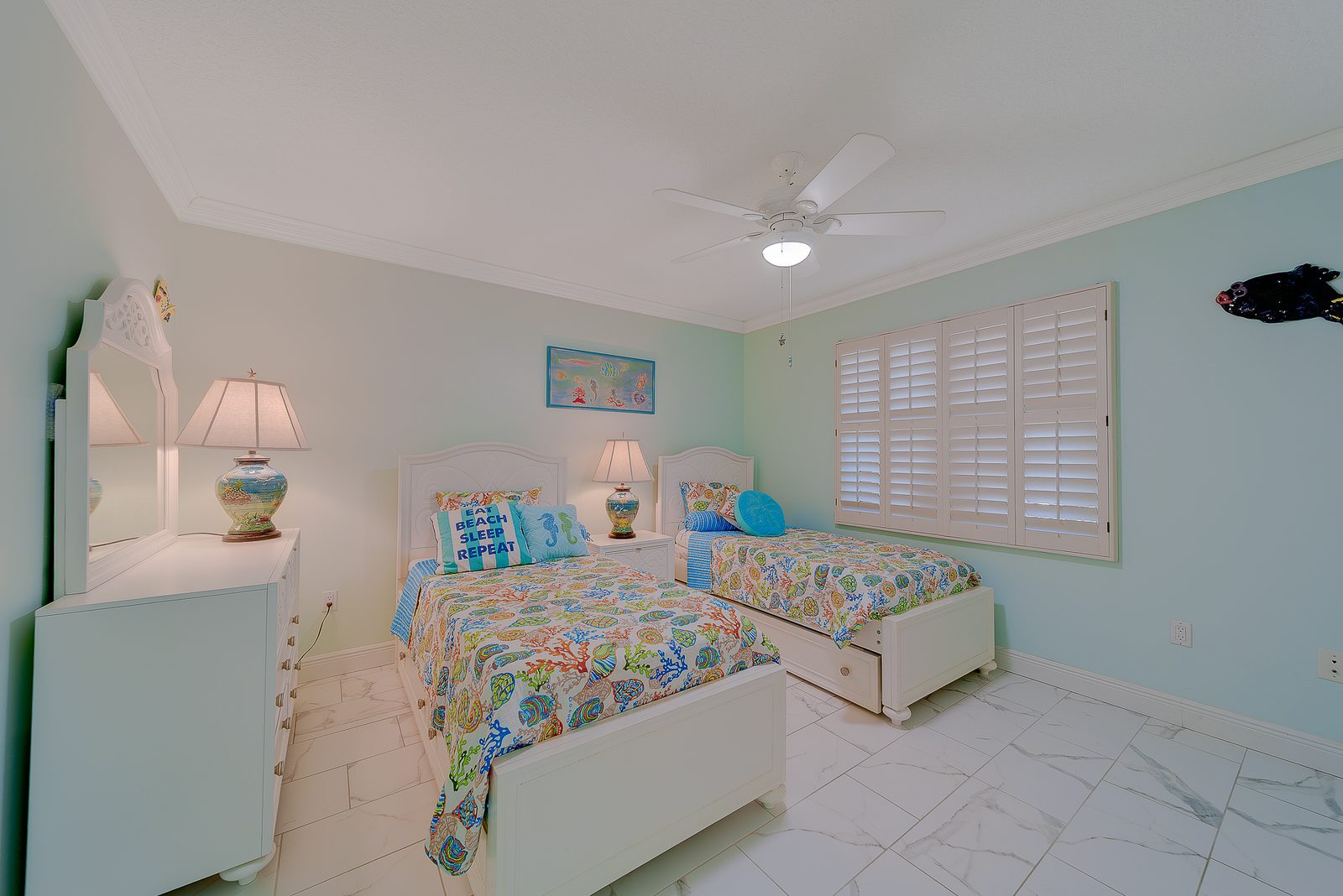 Guest bedroom with twin beds